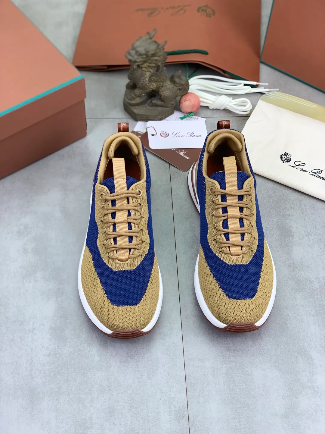 Men's men's shoes 💰P542 New style 💰High quality The latest casual shoes Loro Piana 💯Top grade💯Buy the original copy💯 Founded the existing Loro Piana company on April 24, 1924. The family has been operating for the sixth generation, providing top quality products to customers who are discerning in taste and quality. Imported original fly woven fabrics with cowhide fabric, plain calfskin lining, hand-stitched threads with cowhide feet, original packaging, high-end outsole, size: 38-46, multiple colors available, complete package
